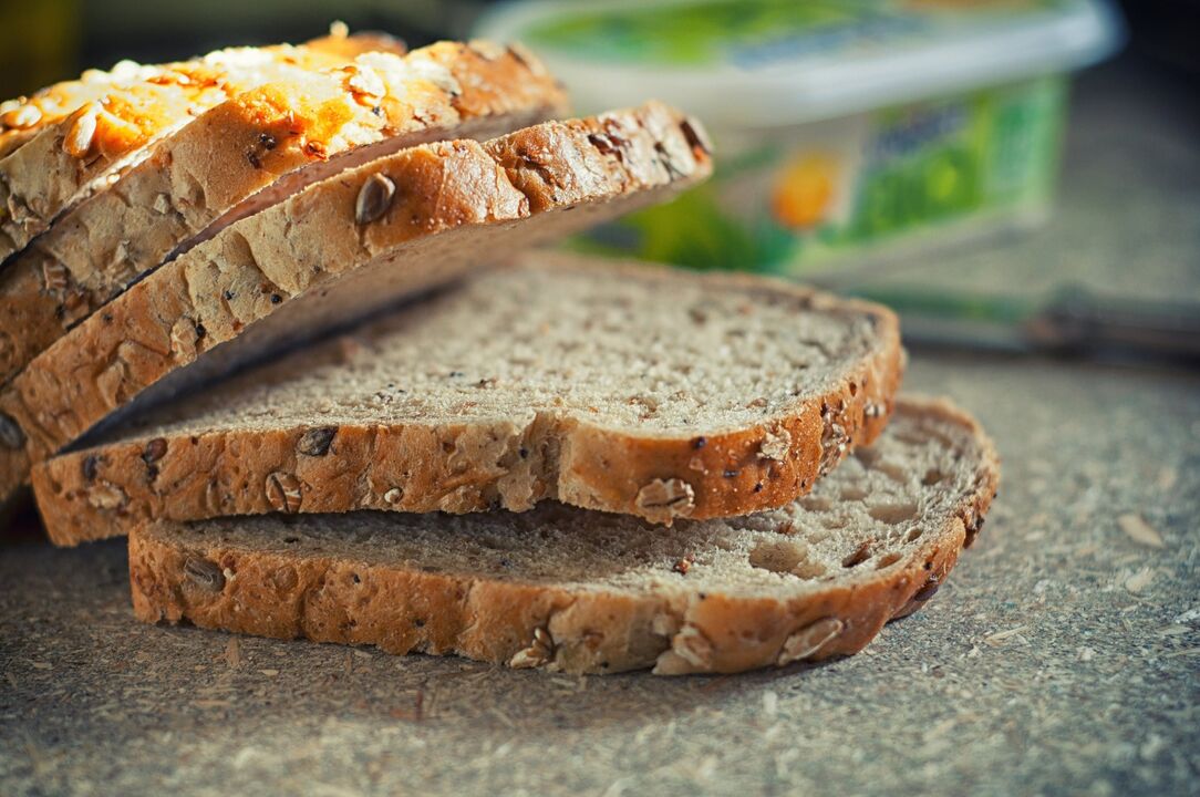 The blood type 4 diet allows you to include whole grain bread in your diet. 